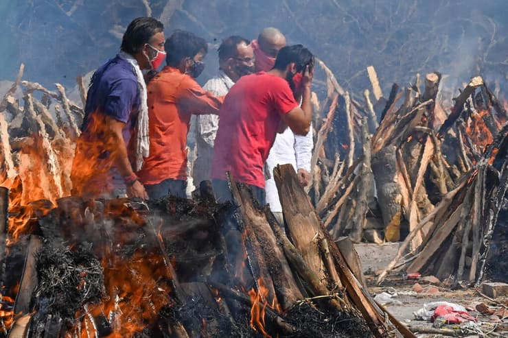 הודו קורונה שריפת גופות ניו דלהי גבר שאיבד קרוב משפחה