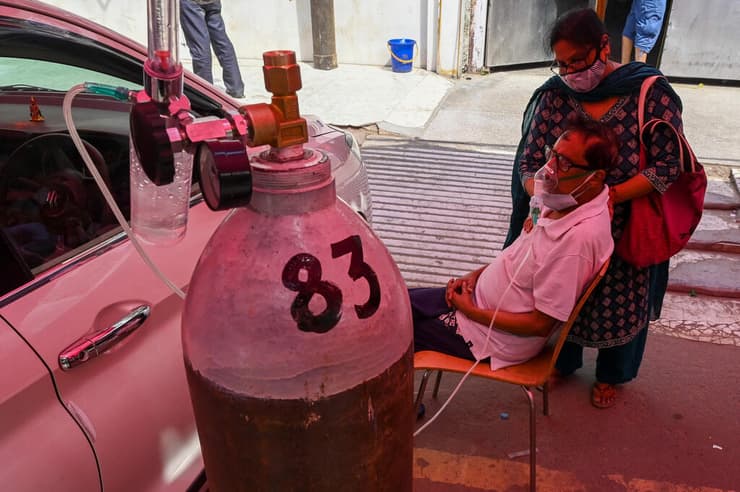 הודו אסון קורונה חולה קורונה מסתייע ב חמצן ב מקדש סיקי