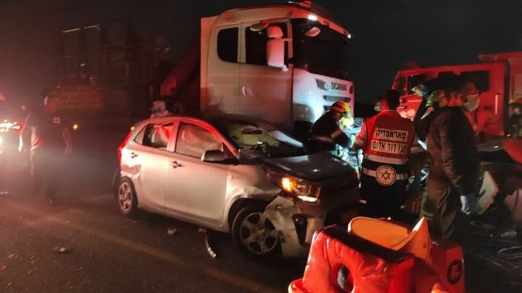שני הרוגים בתאונת דרכים בין משאית לשלושה כלי רכב  בכביש 77 מצומת ישי לזרזיר
