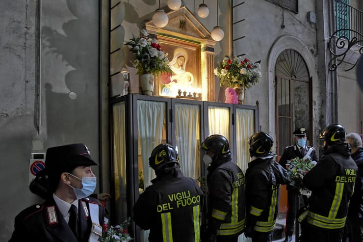 פשיטה על מקדש לזכר מאפיונר שחוסל נאפולי איטליה