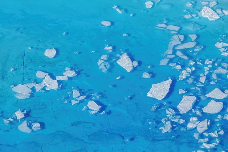 גובה פני הים עולה. חתיכות של קרחון בגרינלנד