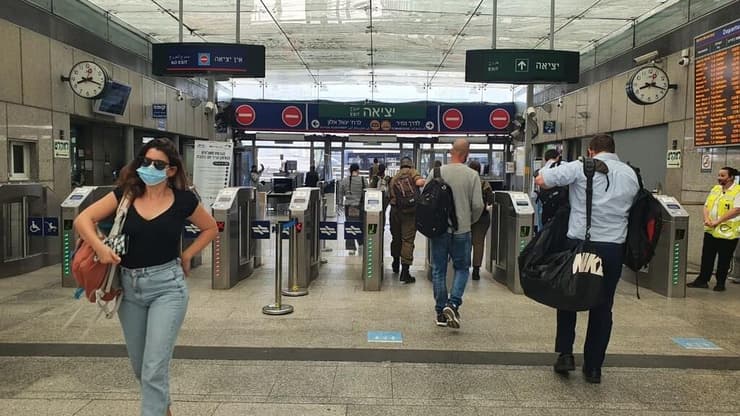 נוסעים בתחנת רכבת השלום בתל אביב