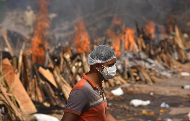 ניו דלהי הודו מכינים גופות ל שריפה 
