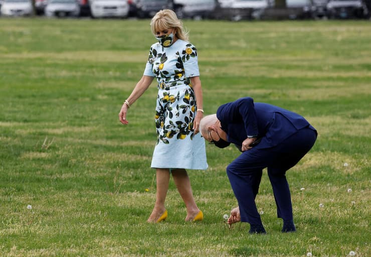 נשיא ארה"ב ג'ו ביידן קוטף פרח לרעייתו הגברת הראשונה ג'יל ביידן  ב אליפסה הפארק הצמוד לבית הלבן בדרכם למסוק מרין 1