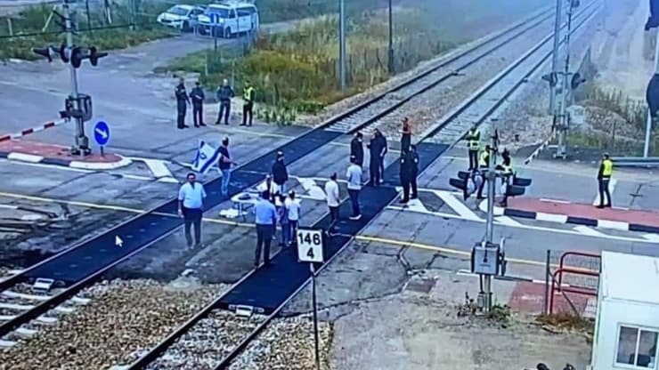 הפגנה על מסילת רכבת סמוך לניצנים