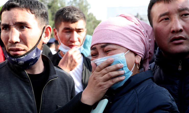 בהפגנה בקירגיזסטן שבה דרשו המוחים מממשלתם לצאת לפעולה צבאית  