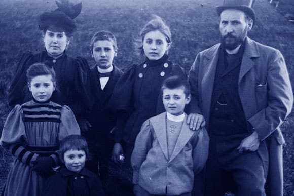 איש משפחה. רמון אי קחל ורעייתו סילבריה עם חמשת ילדיהם בסביבות 1895