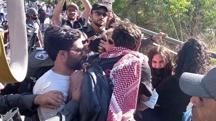 עימותים בין שוטרים למפגינים בשייח' ג'ראח