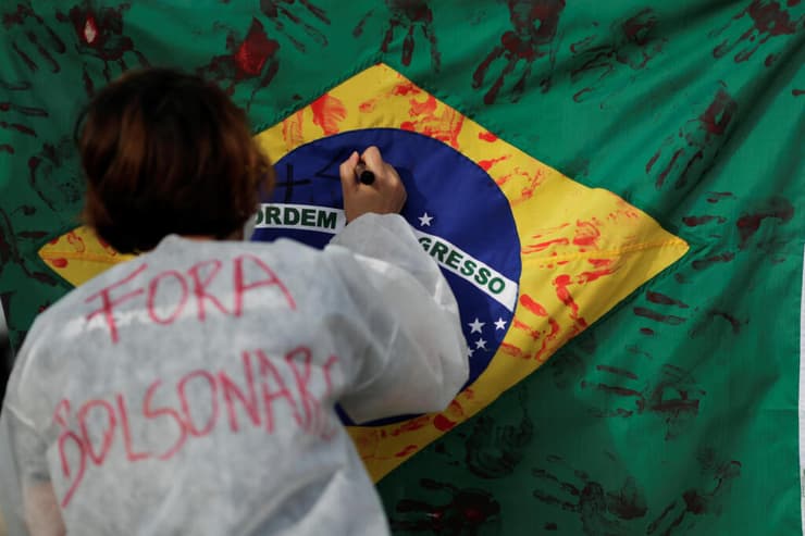 ברזיל משבר קורונה אחות חותמת על דגל מחאה על היחס לעובדי הרפואה