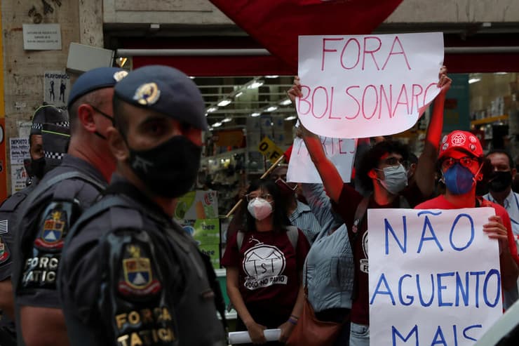 ברזיל משבר קורונה מפגינים נגד ז'איר בולסונרו ב סאו פאולו כתוב בין השאר בולסונרו החוצה