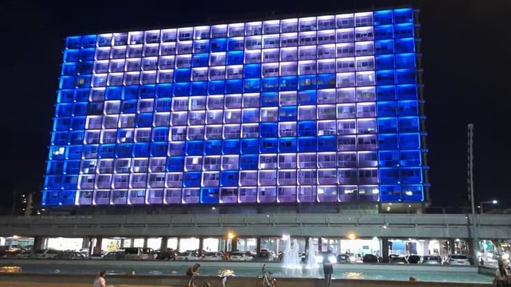 בניין עיריית תל אביב-יפו הואר בדגל ישראל לאות אבל והזדהות עם האסון במירון