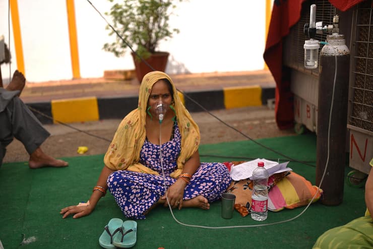 הודו אסון קורונה מטופלת החשודה כחולת קורונה מונשמת בבלון חמצן ב מקדש סיקי