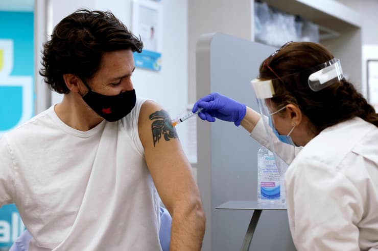 ראש ממשלת קנדה ג'סטין טרודו מתחסן חיסון קורונה