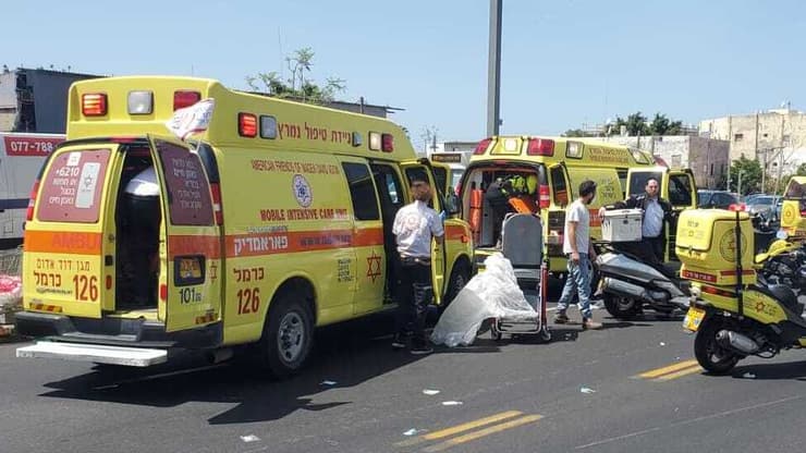 הולך רגל נפצע קשה מפגיעת רוכב אופנוע, שלפי החשד ברח מהמקום. זירת התאונה