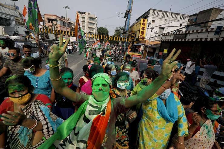 הודו תומכי מפלגת קונגרס טרינמול הודו חוגגים ניצחון בבחירות ב מערב בנגל מפרים הנחיות קורונה