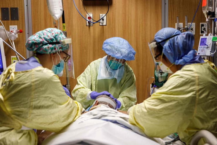 קנדה מטפלים ב חולה קורונה יחידה לטיפול נמרץ טורונטו אונטריו