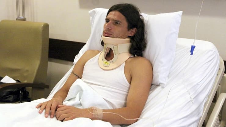 לאונרדו מדינה בבית החולים לאחר שספג בעיטה לראשו מסרחיו יאורגי בדרבי של בוליביה בין אוריינטה פטרולרו לבלומינג  