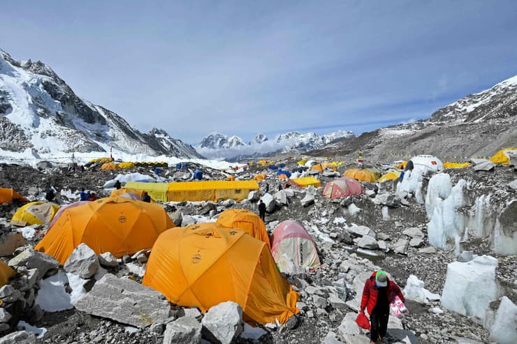 במחנה הבסיס של ההר. נפאל מכחישה התפרצות 