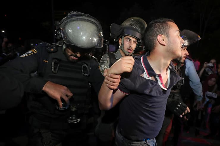 כוחות משטרה עוצרים פלסטיני ב שייח ג'ראח