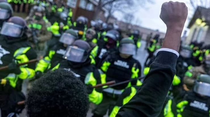 שוטרים ארה"ב מפגינים שחורים מחאה גזענות
