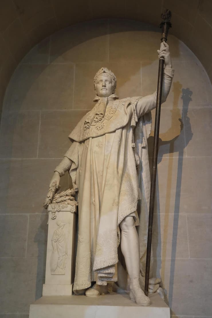 פסל של נפוליאון בונפרטה ב מוזיאון ב פריז צרפת