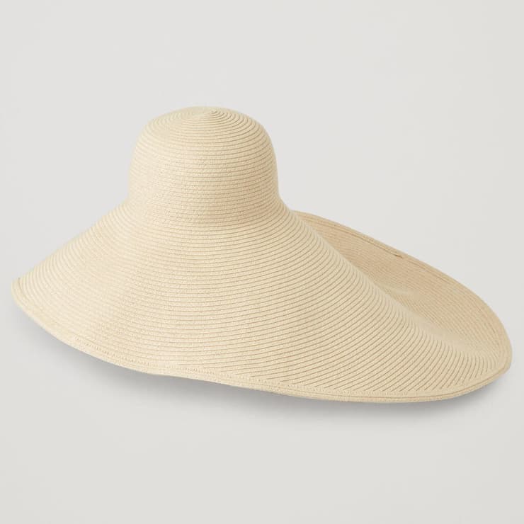 כובע של COS