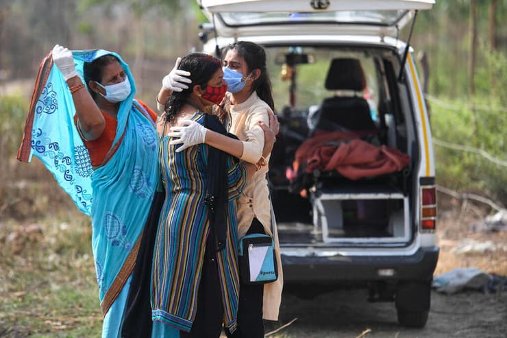 טקס שריפה גופות של חולי קורונה ב מורדבד הודו