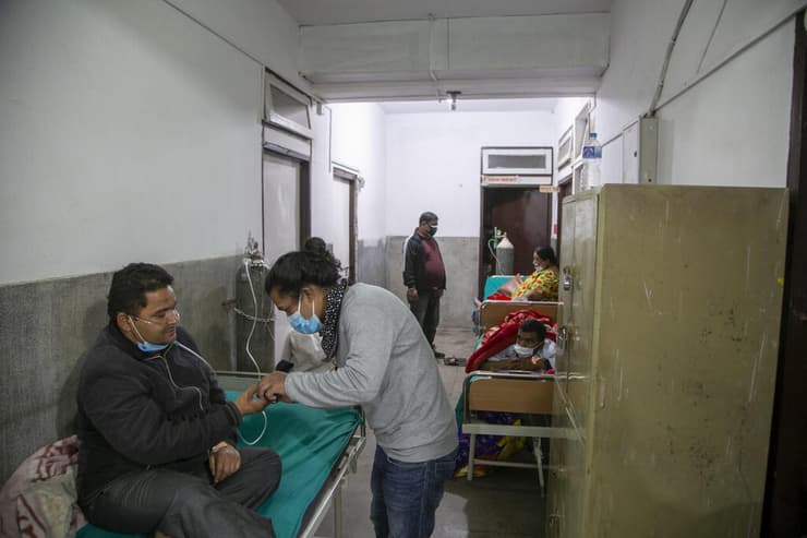 חולה קורונה ב מסדרון בית חולים קטמנדו נפאל בלון חמצן