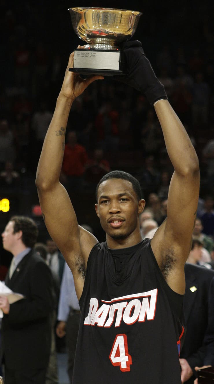 ג'ונסון מניף את גביע ה-NIT