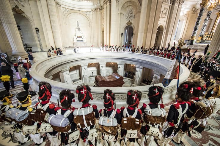 טקס לזכר נפוליאון ב ארמון האינווליד ב פריז צרפת שם הוא קבור אירועים לרגל 200 שנה למותו