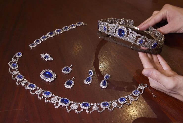 תכשיטים שהיו שייכים ל נפוליאון בונפרטה מוצגים בשווייץ לקראת מכגירה פומבית אירועי 200 שנה למות נפוליאון