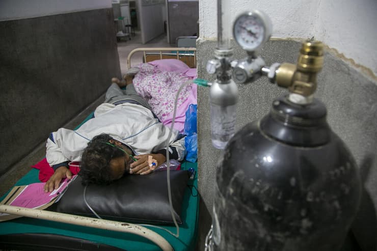 חולה קורונה ב מסדרון בית חולים קטמנדו נפאל בלון חמצן