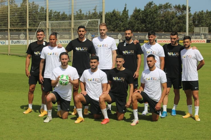 שחקני מכבי חיפה מציינים את "יום הסחר ההוגן"