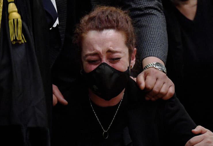 איטליה פרשת רצח השוטר מריו צ'רצ'לו רגה אשתו בוכה בבית המשפט