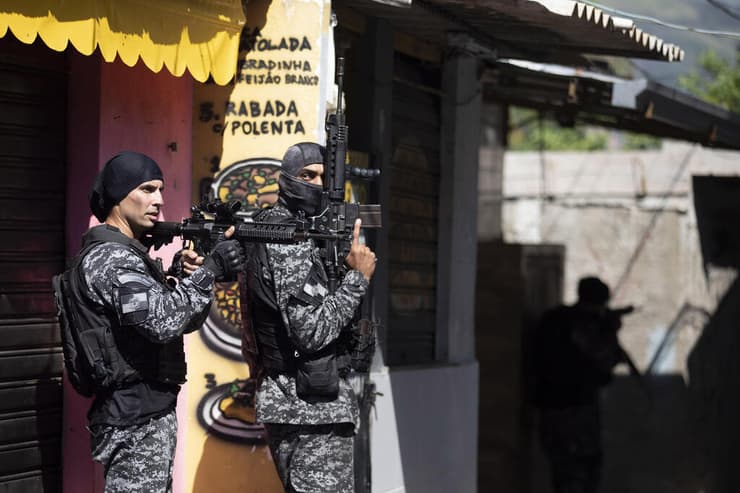 שוטרים חמושים במבצע בריו דה ז'ניירו 