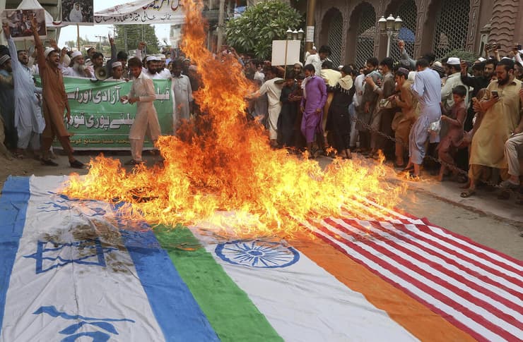 בפקיסטן צירפו גם את דגל הודו