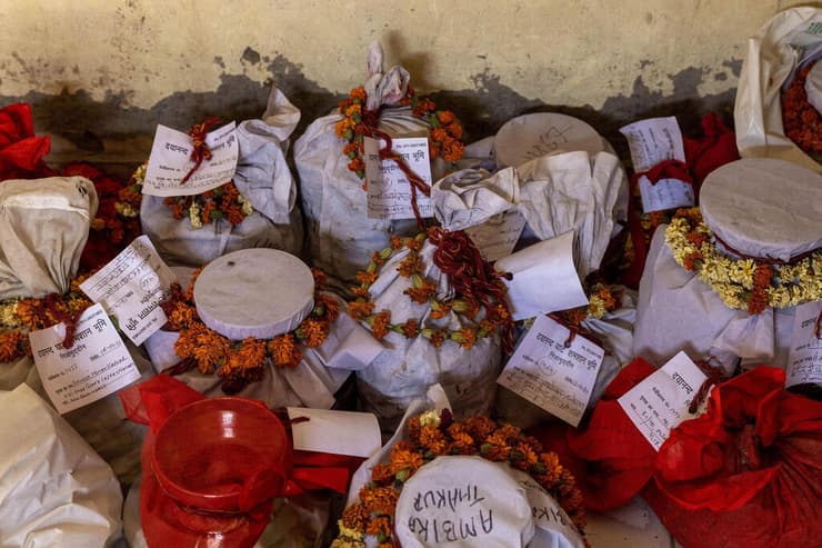 כדים עם אפר של חולי קורונה שמתו ב משרפה ב ניו דלהי הודו