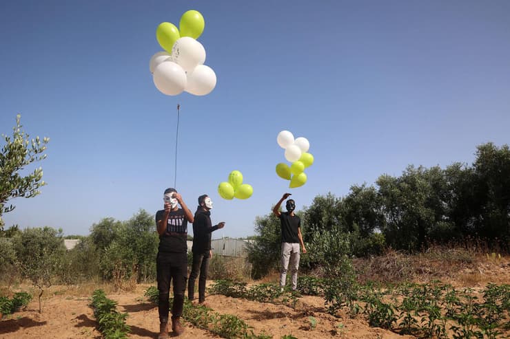 פלסטינים מכינים בלוני תבערה בעזה