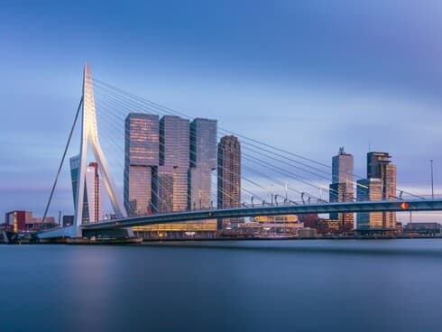 גורד השחקים De Rotterdam ולידו גשר "הברבור"