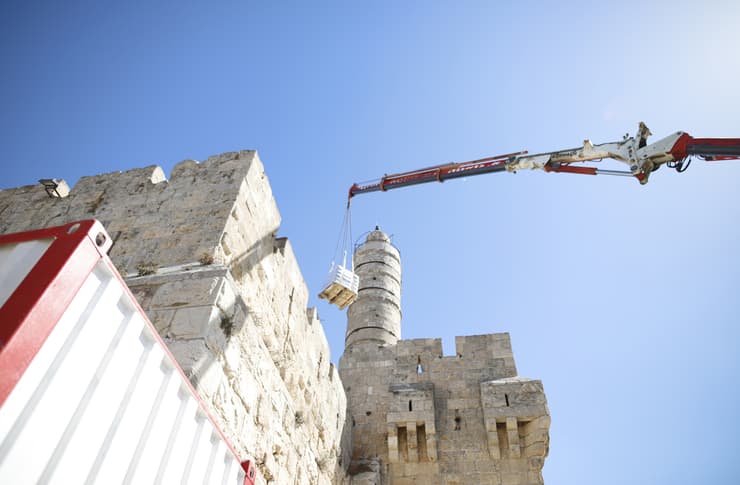 עבודות לתחזוק חומת המצודה במוזיאון מגדל דוד