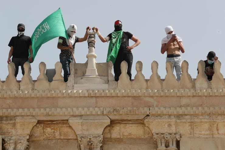 פלסטינים עם דגל חמאס על הר הבית מסגד אל אקצא ירושלים