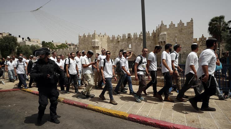 שוטרים מאבטחיםצעירים בדרך למצעד הדגלים בירושלים