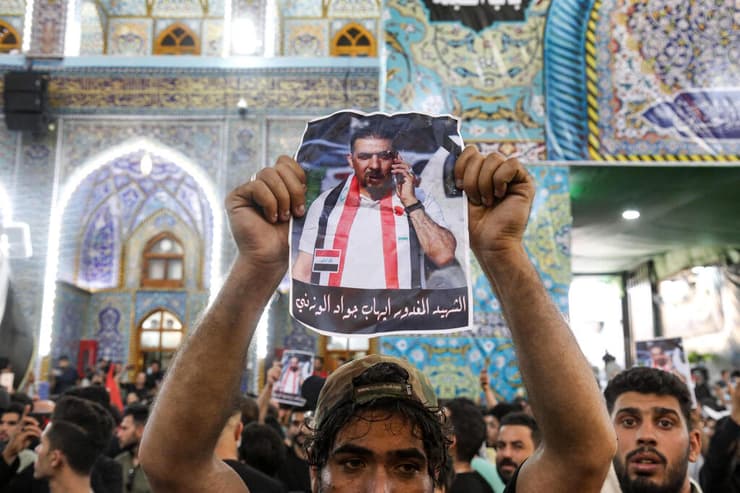 מחאה בעת הלווייתו של איהאב אל-ווזני ב כרבלא עיראק פעיל פוליטי שנרצח 