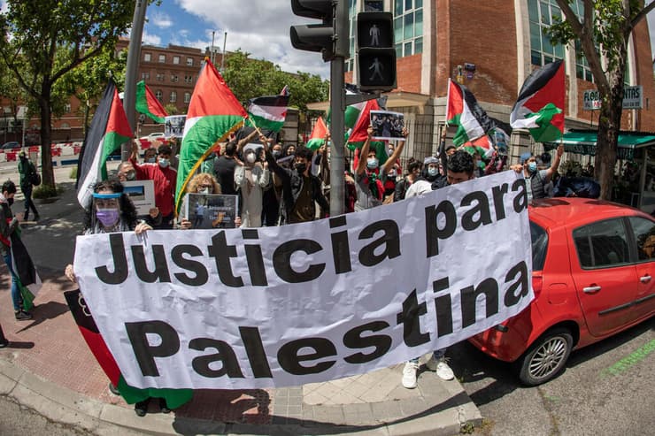 הפגנה מול שגרירות ישראל מדריד ספרד