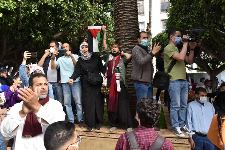 הפגנה נגד ישראל ובעד ה פלסטינים מחוץ לבניין הפרלמנט רבאט מרוקו