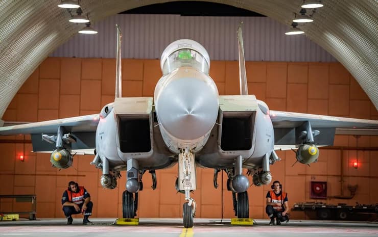F-15 בהנגאר. מטוסי קרב השתתפו בגלי התקיפות  