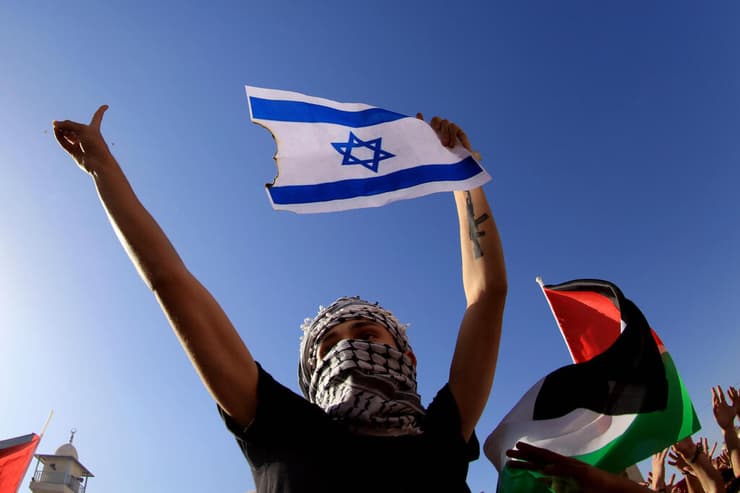 שורפים את דגל ישראל הפגנה מול שגרירות ישראל עמאן ירדן