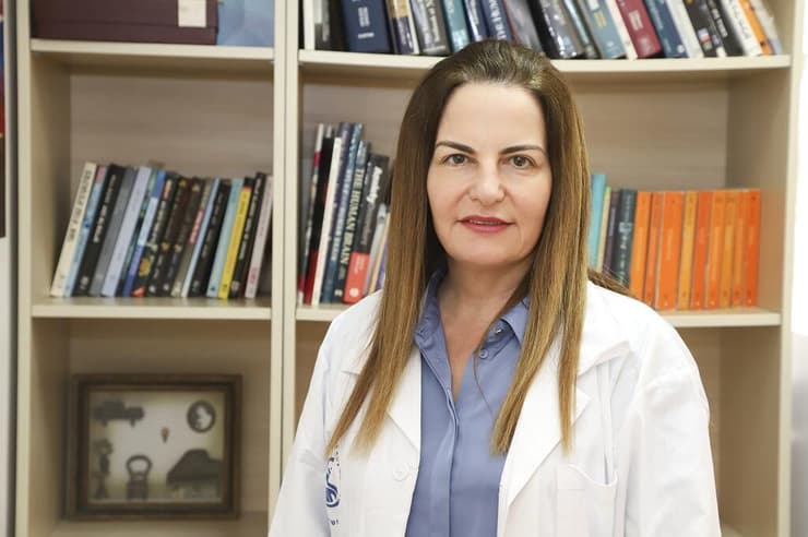 ד"ר רויטל עמיעז, מנהלת מחלקה פסיכיאטרית ב' בבית החולים שיבא, הייתה בין הראשונים בישראל לעשות בתרסיס שימוש
