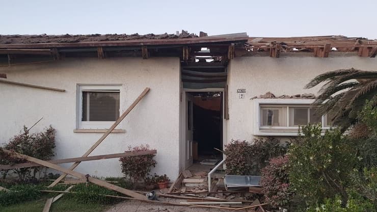 הרס בבית שנפגע מרקטה באשקלון