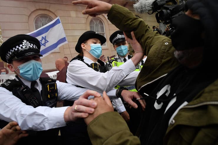 מפגינים פרו-ישראלים מול הפגנת תמיכה ב פלסטינים לונדון בריטניה